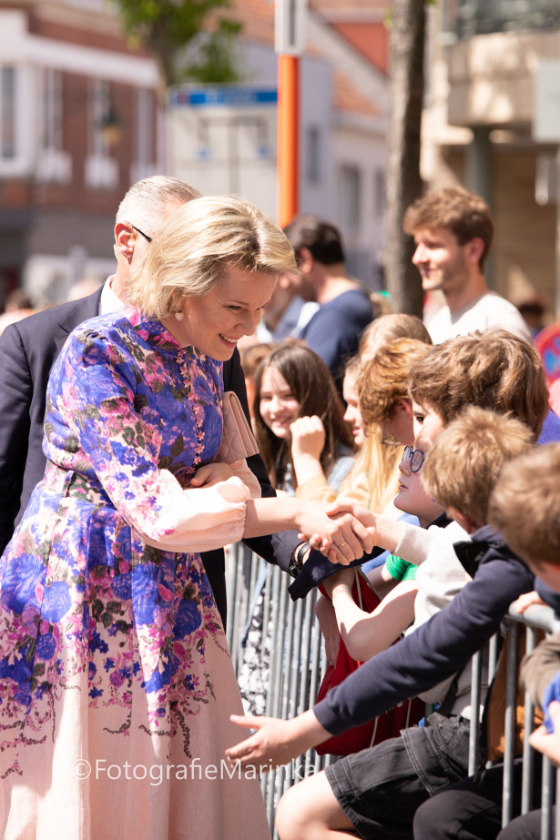 Koningin Mathilde schudt hand van kinderen uit Deerlijk